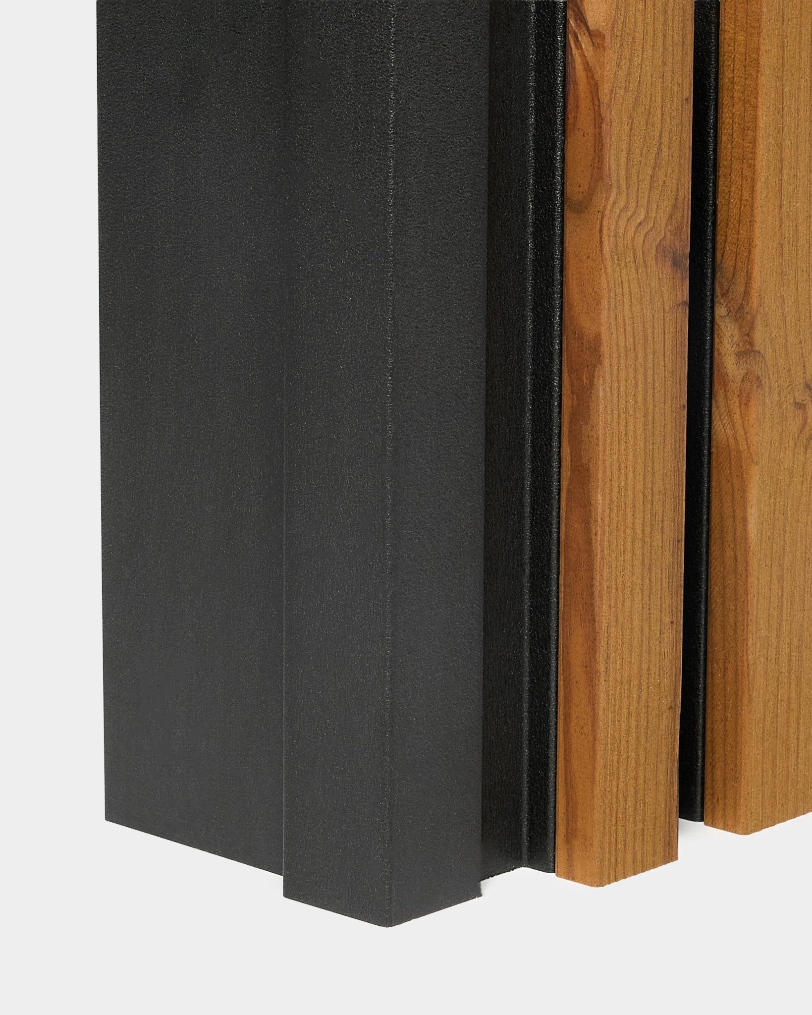 Pannello per facciata Aluwood Inside Corner, 240 cm, con black e finitura verniciata a polvere effetto legno, mostrato su uno sfondo bianco semplice.